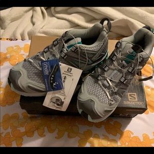NWT womens Salomon running shoes.  Size 8!